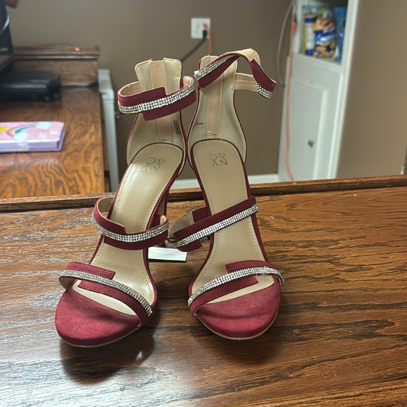 Red high heel shoes with silver accent. - Picture 4 of 4